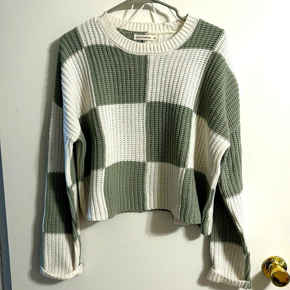 Moon & Madison Green and White Sweater